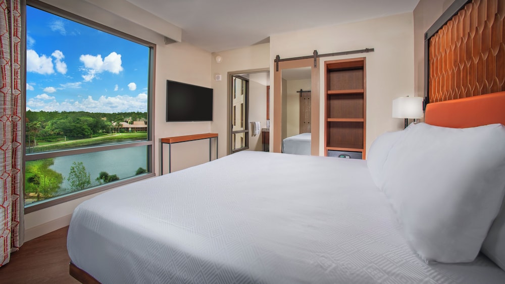 Tower - Deluxe Suite - Club Access - Photo 3