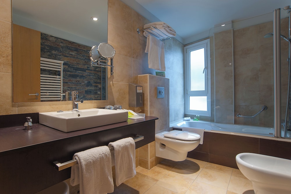 Classic Triple Room (con dos camas) - Photo 1