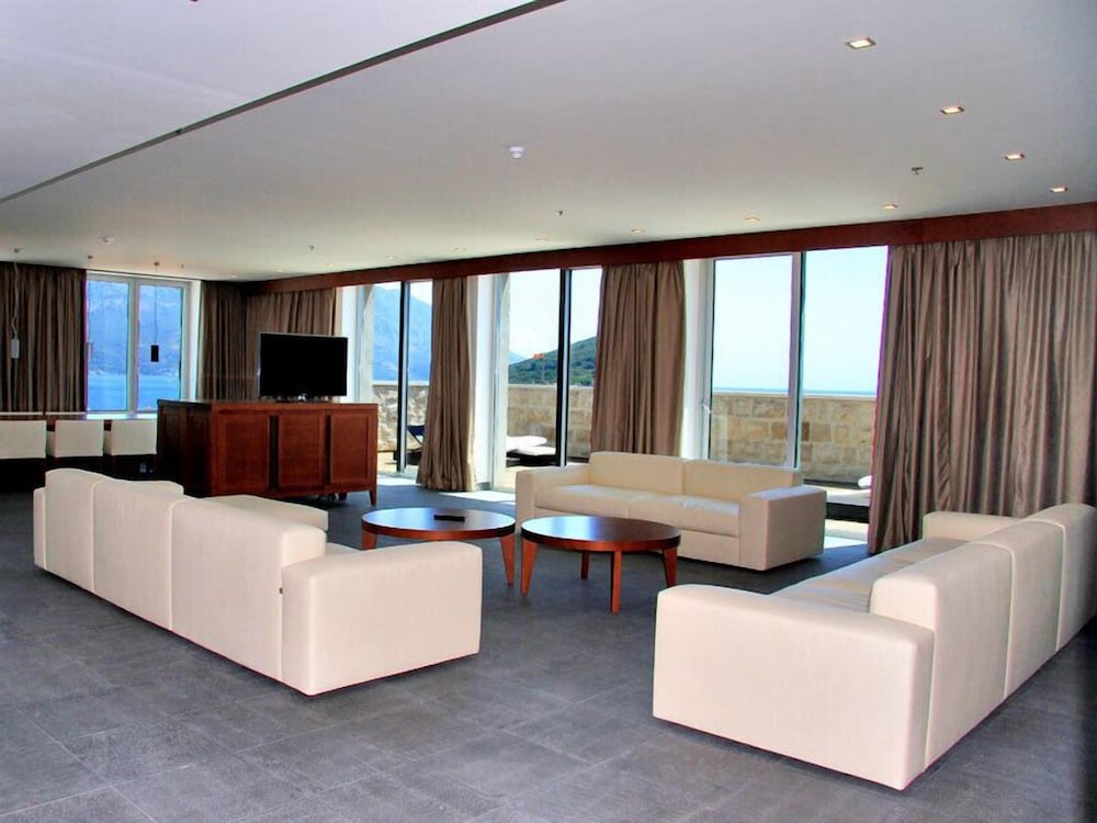 Grand Penthouse, 2 Bedrooms, Balcony, Sea View photo 1