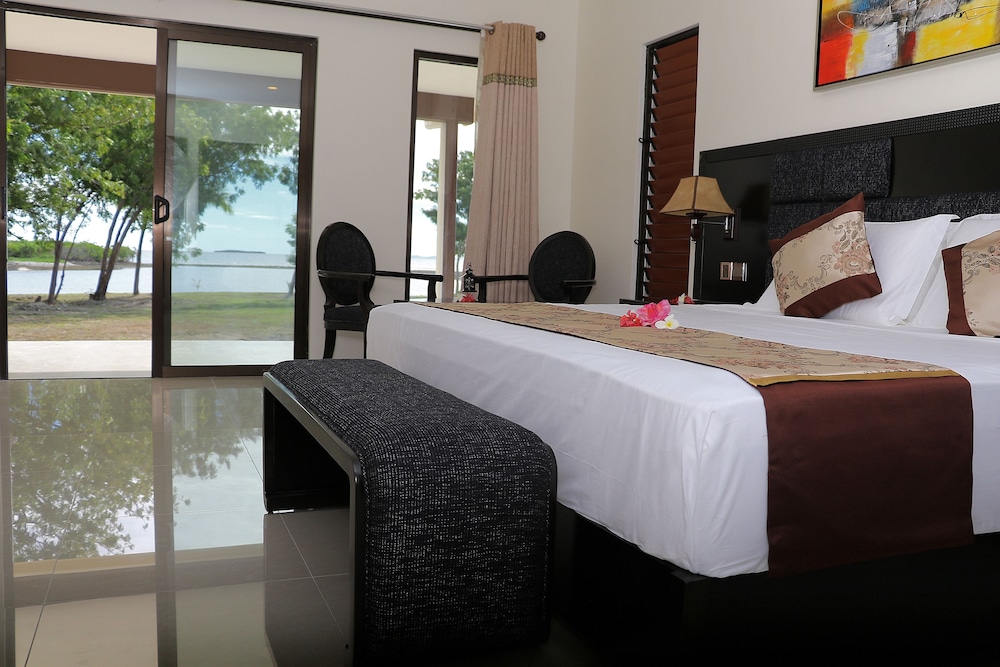 Luxury Room, 1 King Bed, Beach View photo 4