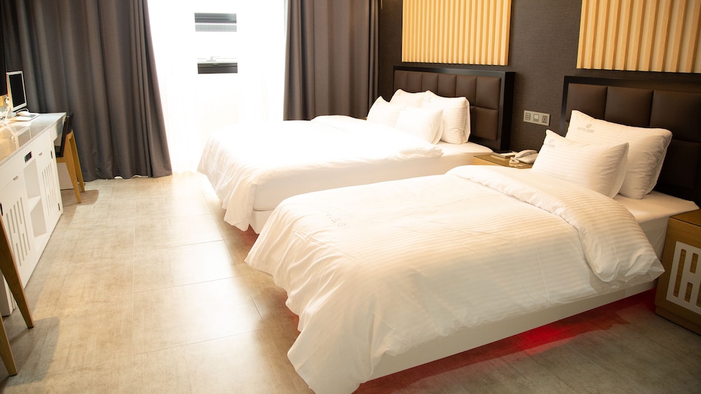 Royal Twin Room (Extra Person Fee Check On-site) - Photo 2