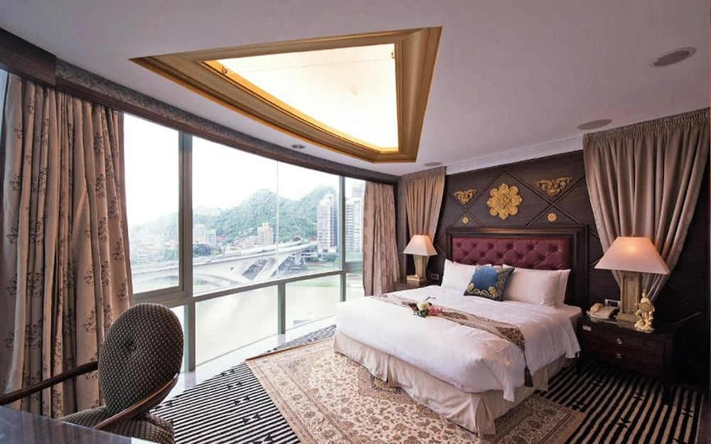 Renaissance Grand View Quad Suite photo 2
