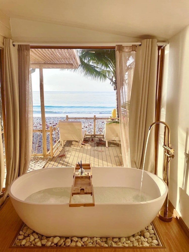 Beachfront Deluxe Bungalow photo 2