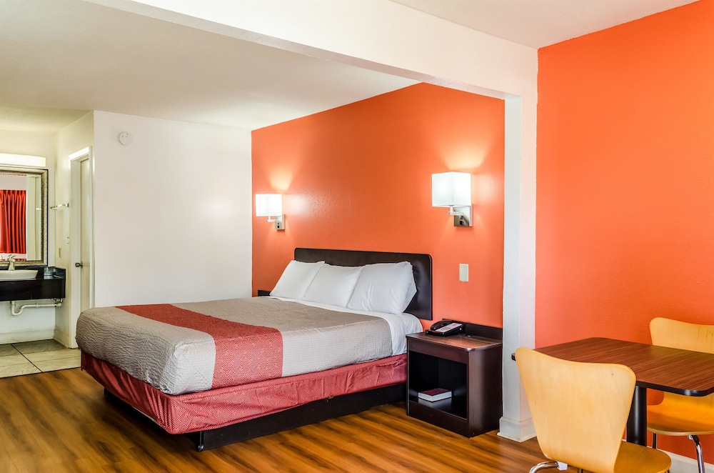 Standard Suite, 1 King Bed, Accessible, Non Smoking photo 3