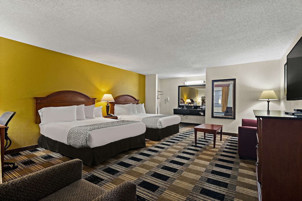 Standard Room, 2 Queen Beds, Non Smoking, Refrigerator & Microwave (Oversized Room) photo 1