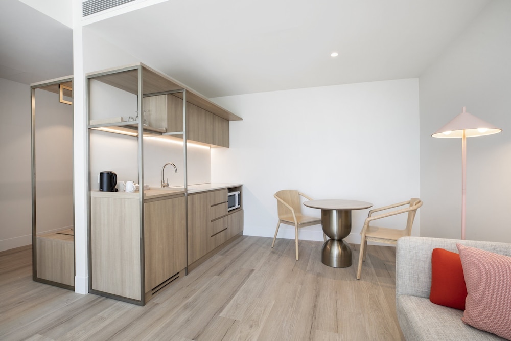 Suite, 1 King Bed, Balcony (Dining, Kitchenette) - Photo 7
