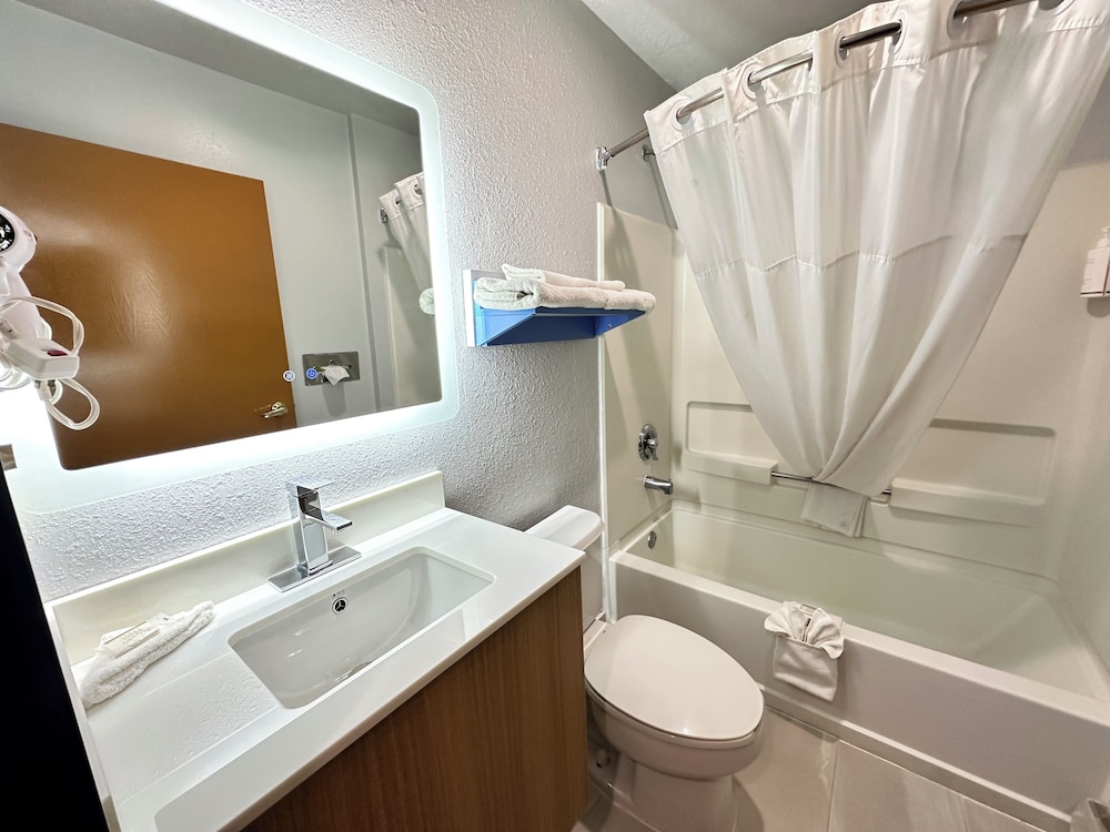 Standard Room, 2 Queen Beds - Photo 8