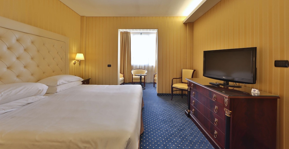 Suite, 1 King Bed, Non Smoking (Larger Room) - Photo 2