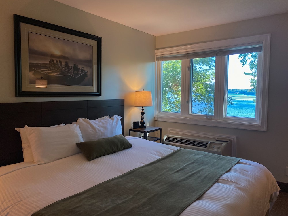 Suite, 1 King Bed with Sofa bed photo 2