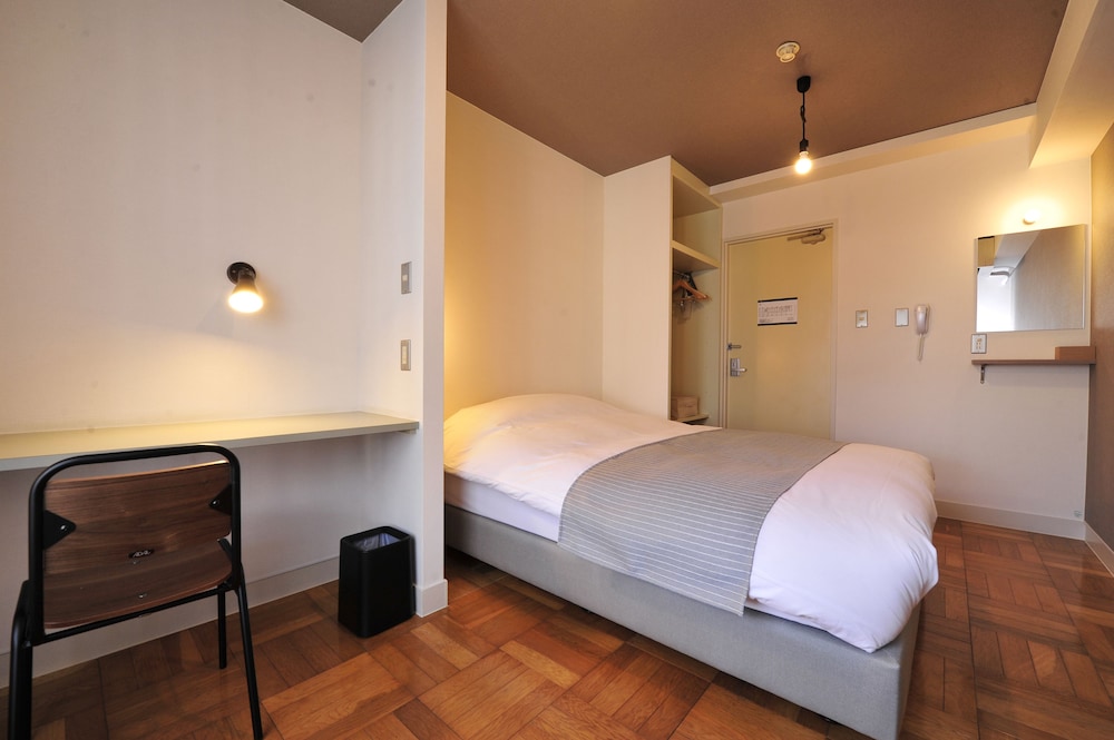 Wide Single Room Shared bath photo 2