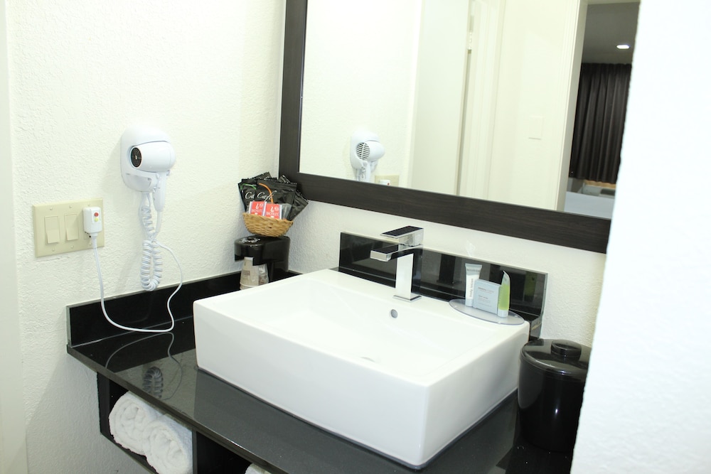 Standard Room, 1 King Bed, Non Smoking - Photo 8
