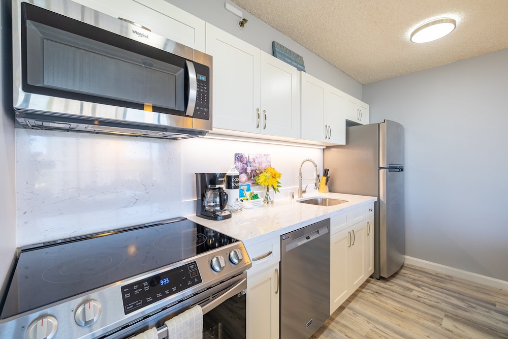 Diamond Head and Ocean views with King Bed and Parking: Condo, 1 Bedroom, Balcony, Ocean View (0023) photo