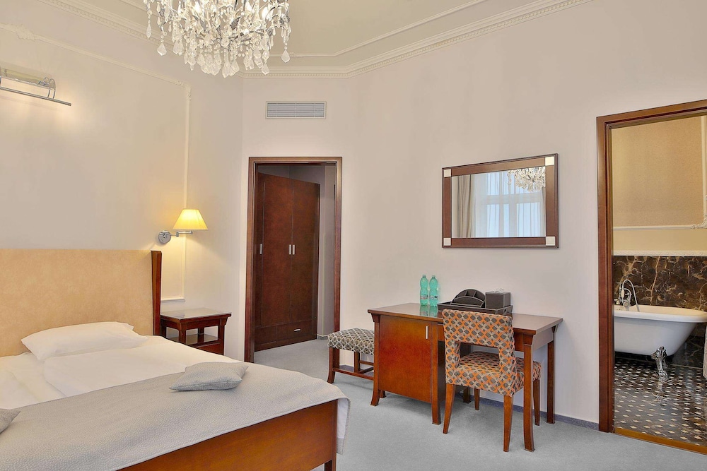 Deluxe Suite, 1 King Bed, Ensuite, City View - Photo 1
