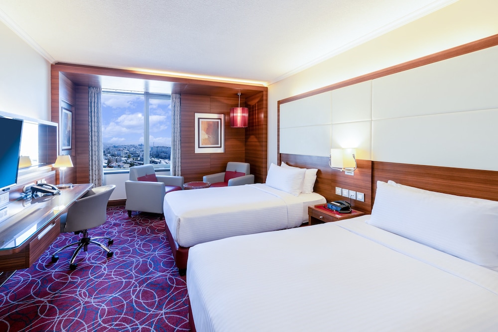 Standard Room, 2 Twin Beds, Club Lounge Access - Photo 4