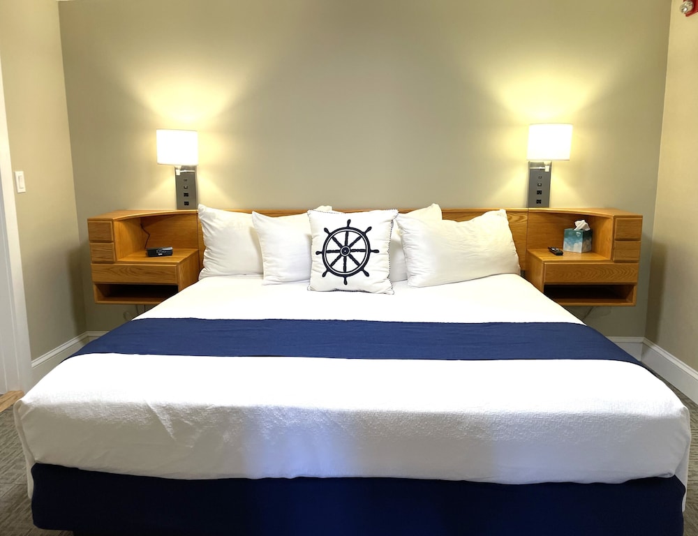 Deluxe Suite, 1 King Bed with Sofa Bed, Ocean View (Ground Floor) photo 2