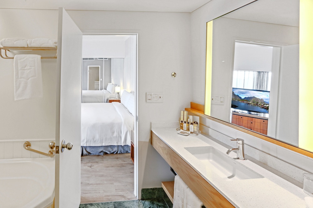 Executive Marina View Suite thumbnail 5