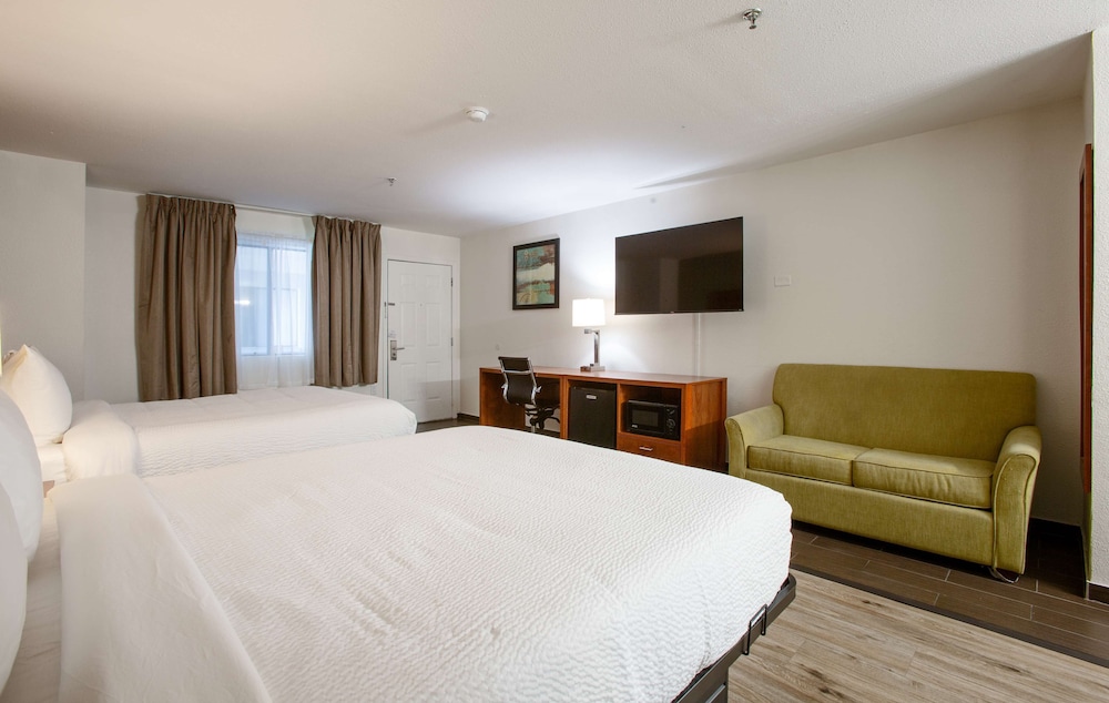 Family Room, 2 Queen Beds, Non Smoking (with Sofabed) - Photo 9