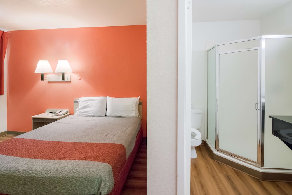 Standard Room, 1 Queen Bed, Accessible, Non Smoking photo 2