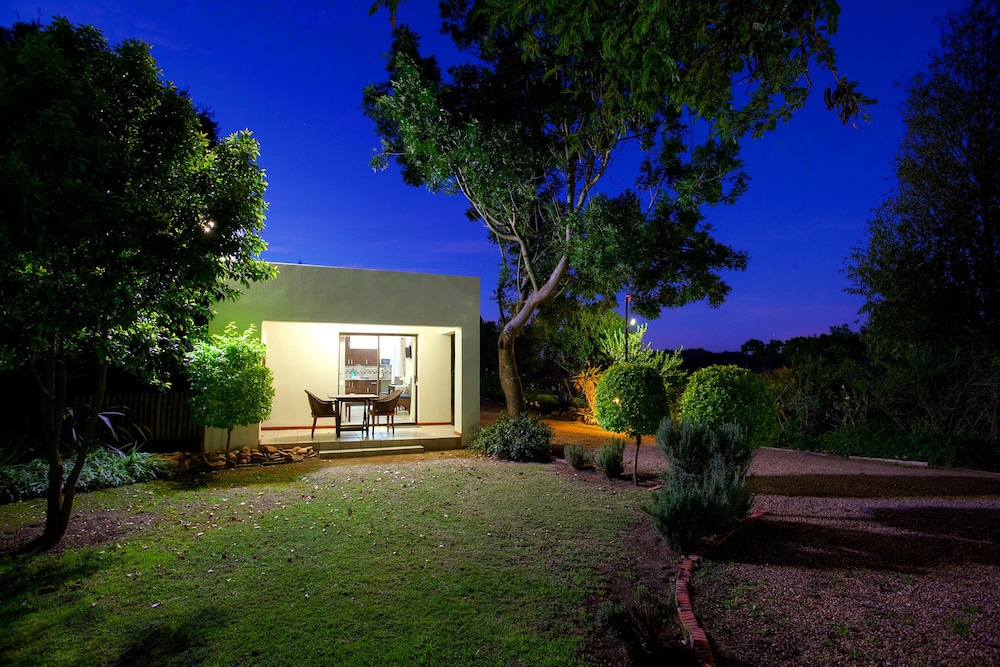 Self Catering Garden Cottage - Photo 5