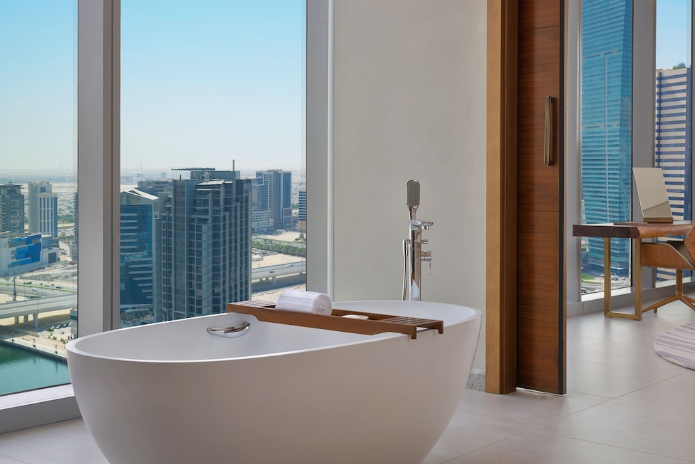 Suite, 1 King Bed, Canal View - Photo 4