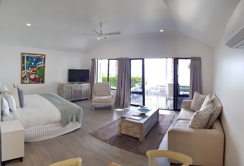Comfort Studio Suite, 1 King Bed, Beachfront photo 1