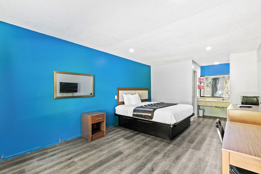 Room, 1 King Bed, Smoking photo 1