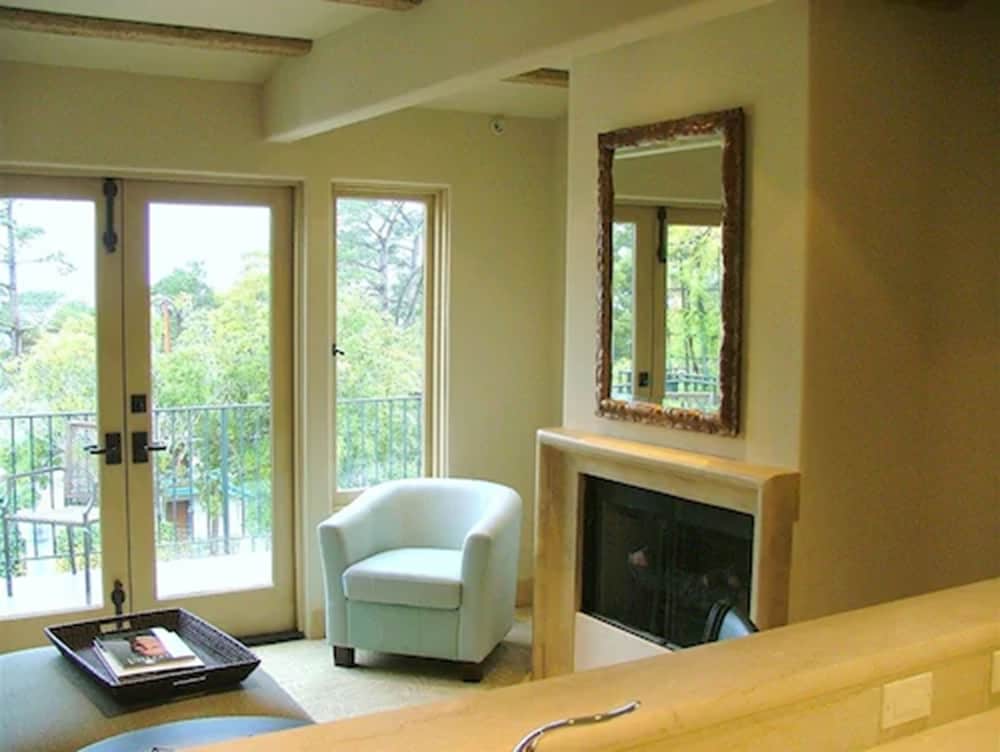 Ocean Suite - sleeps 4. Queen bed and full sofabed/kitchenette photo 1