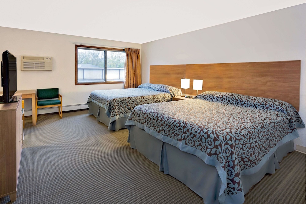 Upgraded, Room, 2 Queen Beds - Photo 2