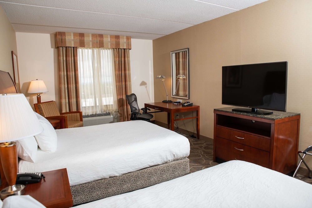Two queen beds evolution room photo 1