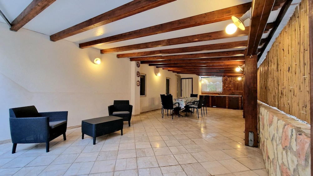 House, Smoking photo 2
