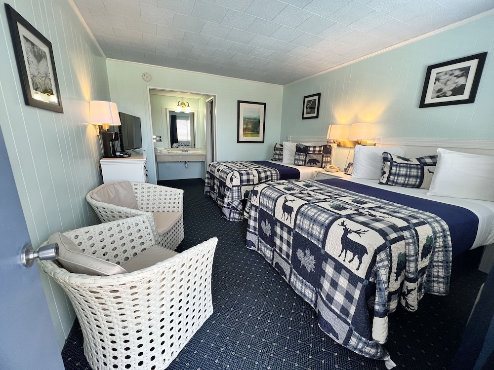 Quadruple Room, 2 Double Beds, Pool View, Ground Floor photo 1