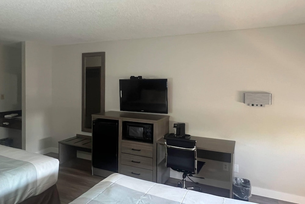 Standard Room, 2 Queen Beds, Non Smoking - Photo 4