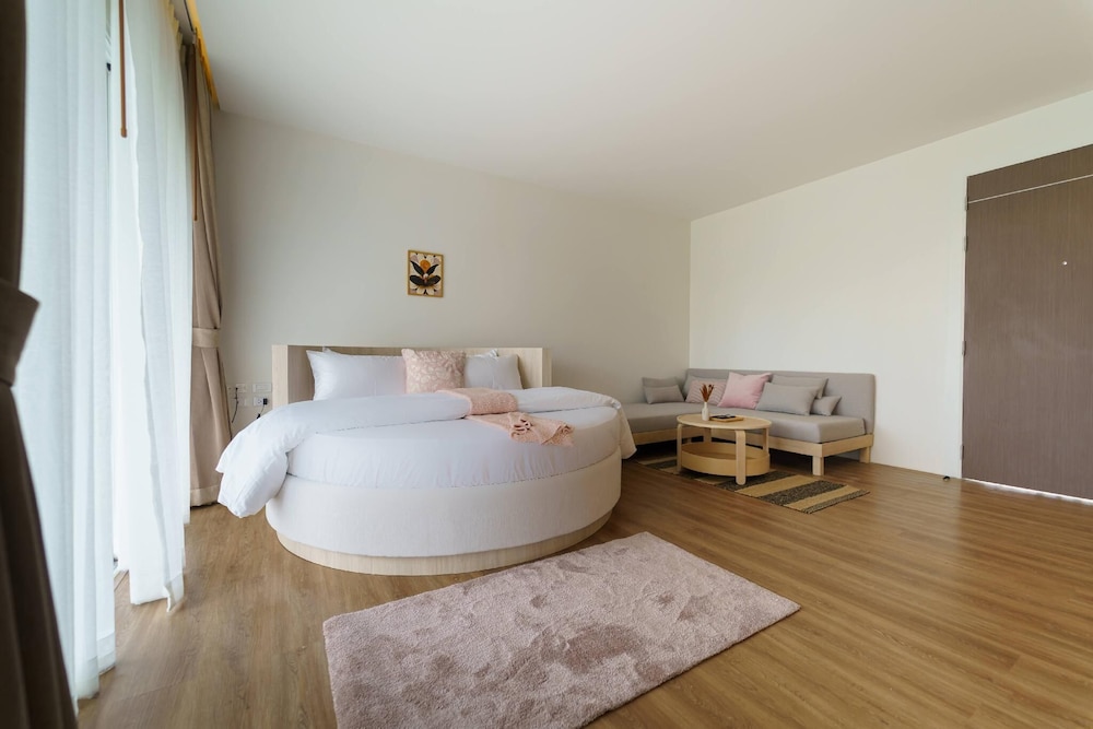 Deluxe Honeymoon Room with Balcony - Photo 1