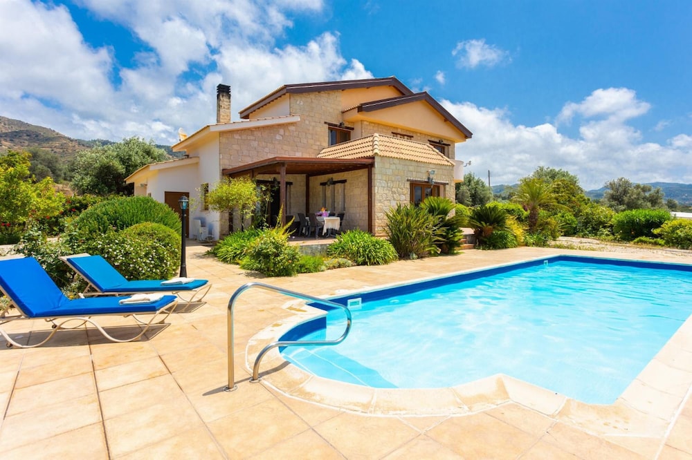 Villa photo 2