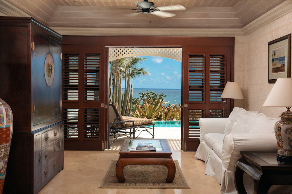 2 Bed Ocean View Suite with 28ft Pool - Photo 4
