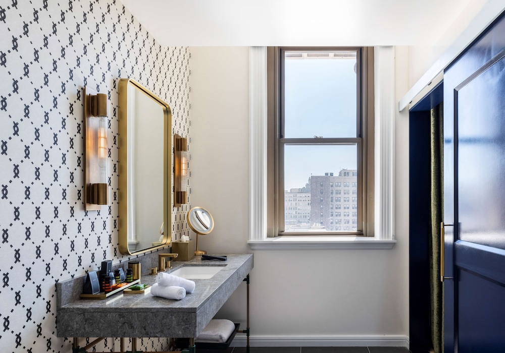 Deluxe Room, 1 King Bed, Accessible, City View (Roll-In Shower) thumbnail 5