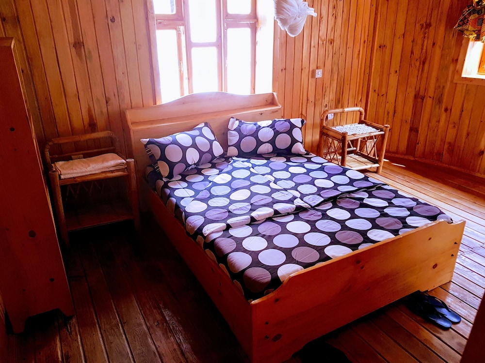 Standard Bungalow, 1 Queen Bed, Private Bathroom, Lake View photo 3