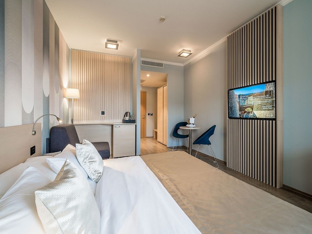 Superior Double Room, Patio, Poolside