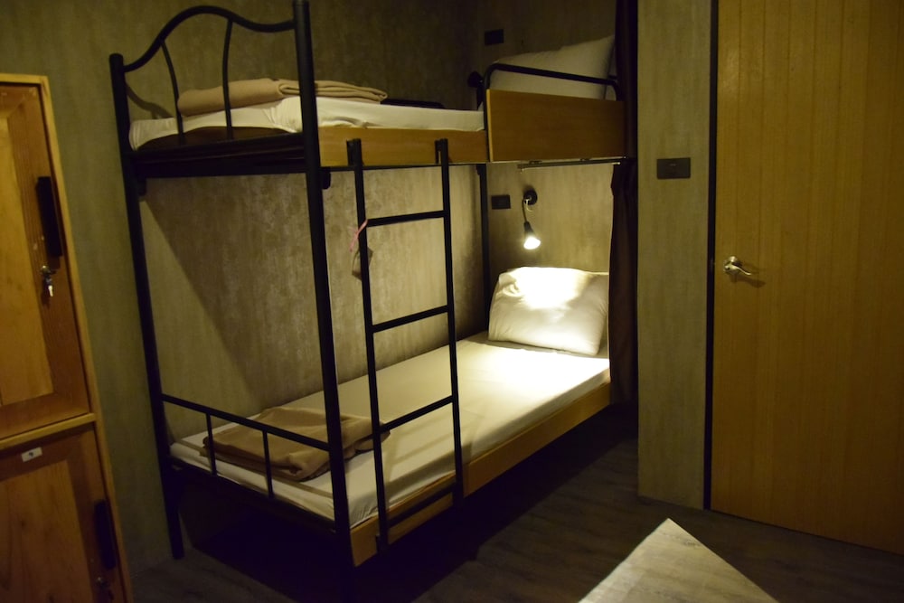 Mixed Dormitory, Shared Bathroom photo 3