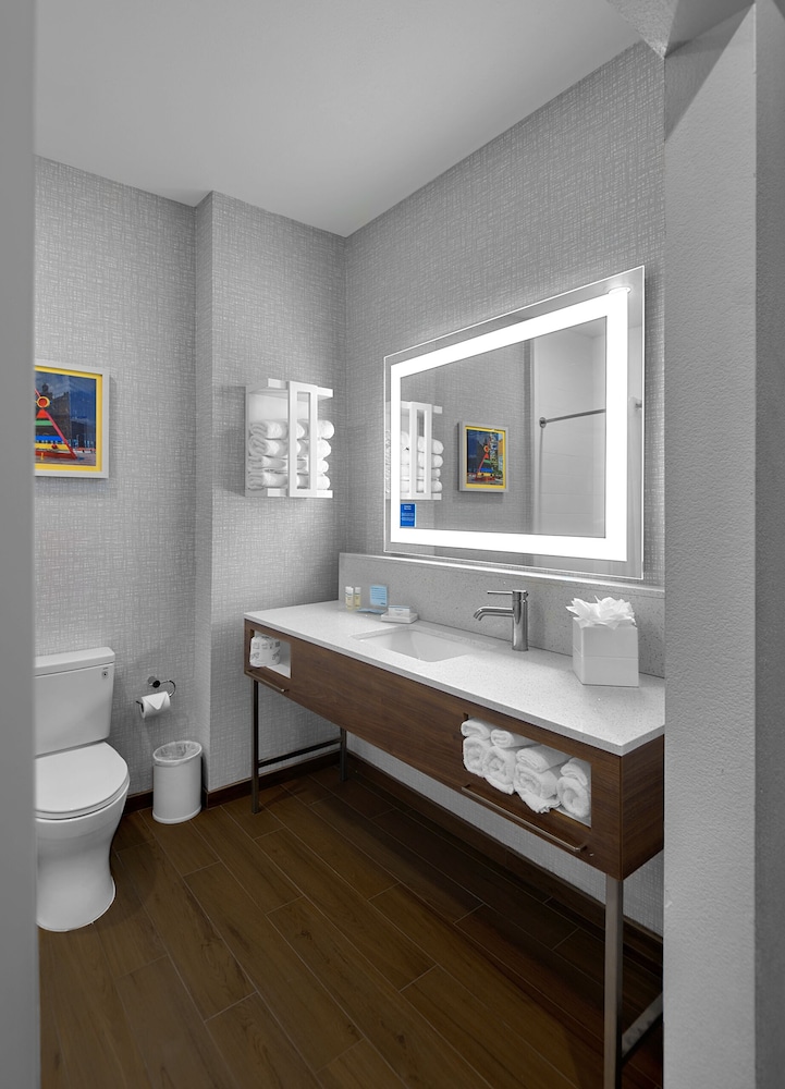Suite, 1 King Bed, Accessible, Non Smoking - Photo 9