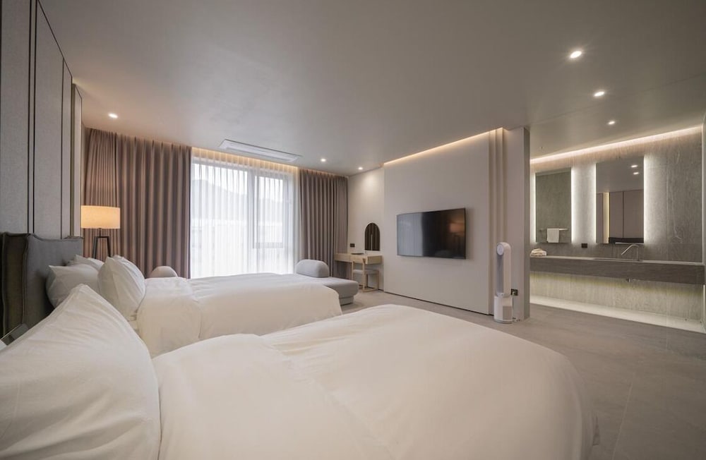 PREMIER SUITE-FAMILY TWIN (include B.F & Heated Pool) photo 2