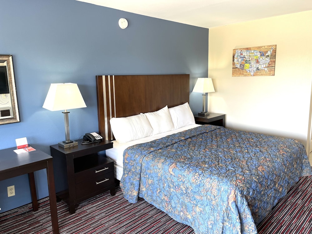 Standard Room, 1 King Bed, Smoking - Photo 4