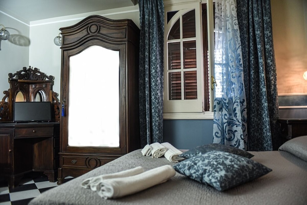 Basic Room, 1 Double Bed - Photo 1