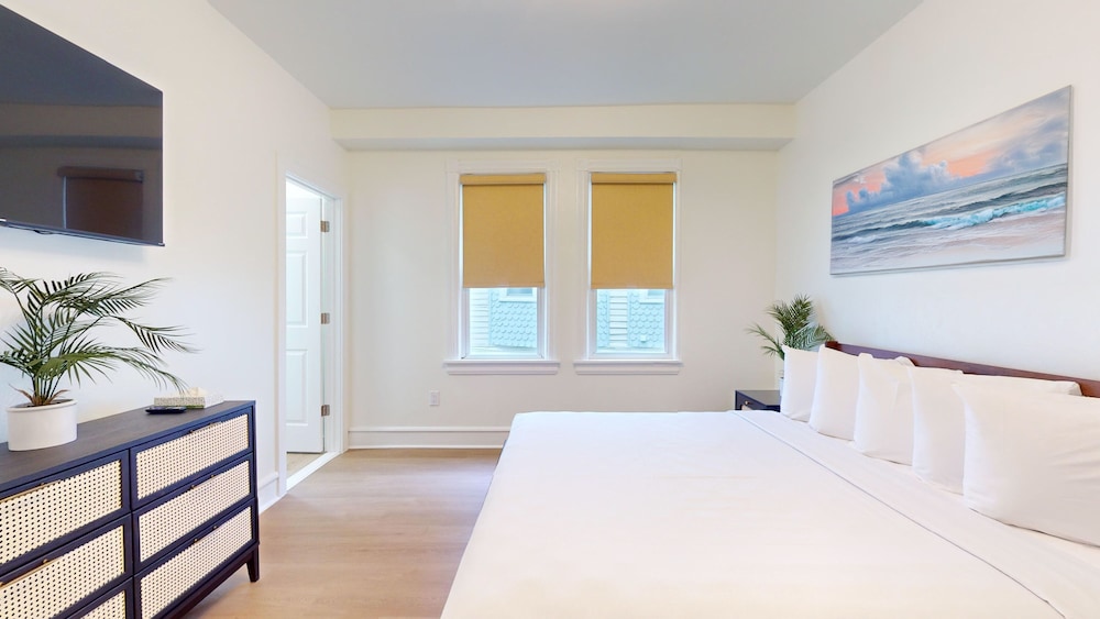 Standard Room, 1 King Bed photo 2