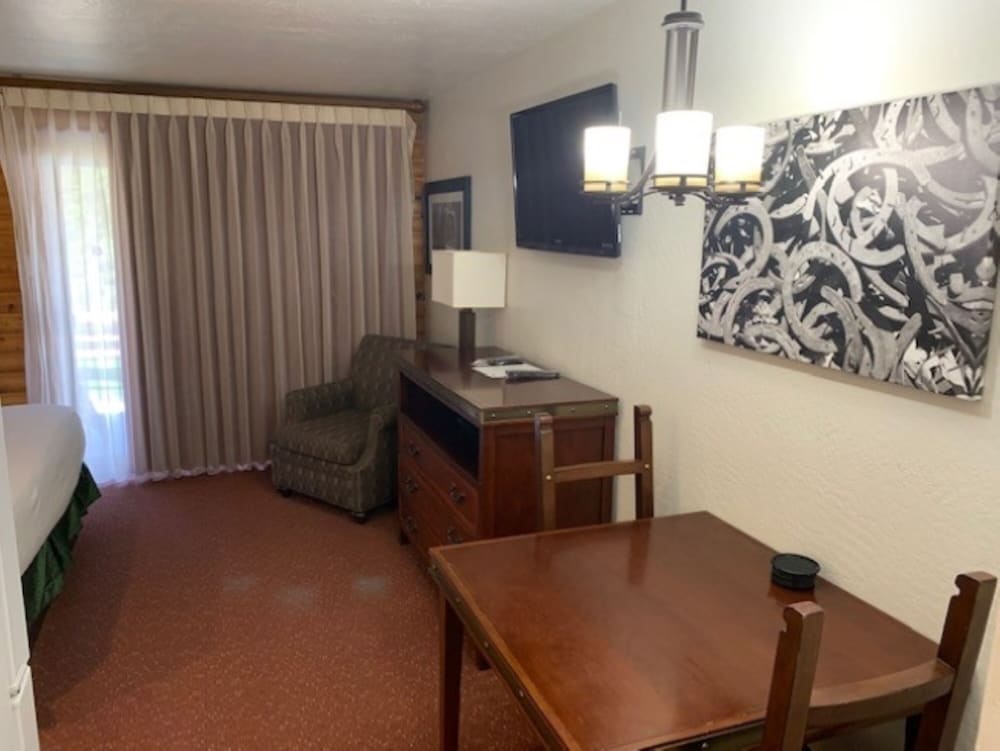 Studio, 1 King Bed, Refrigerator & Microwave (Efficiency) photo 3