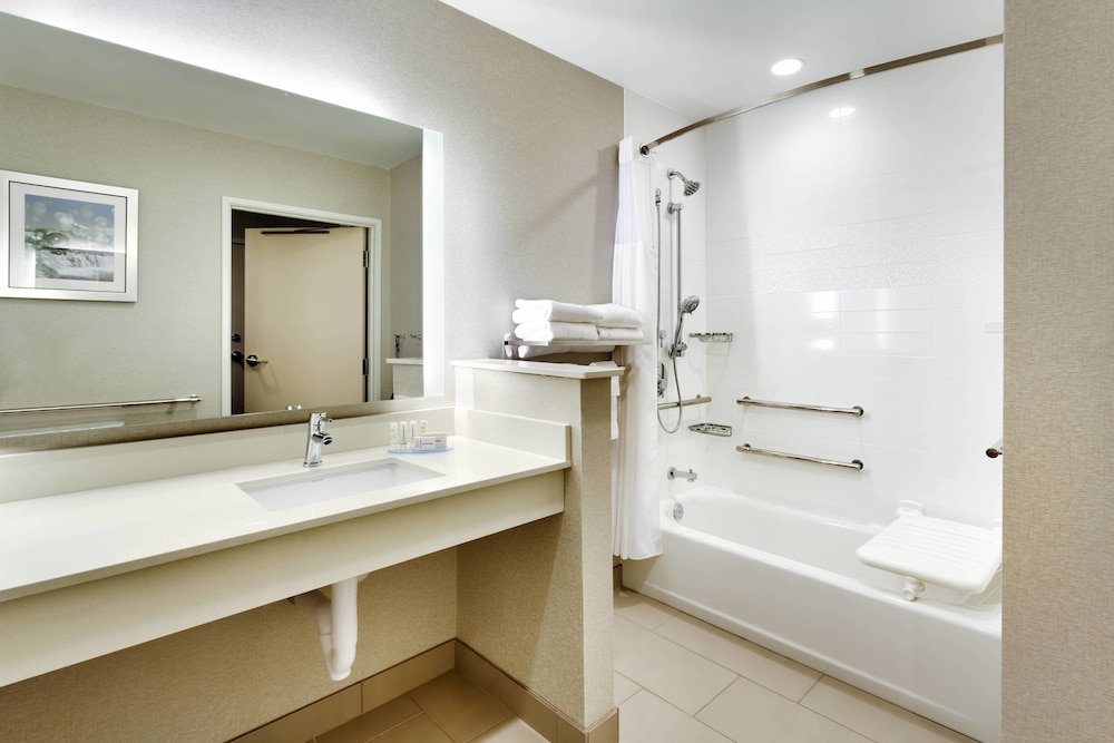 Junior Suite, 1 King Bed with Sofa bed (Hearing Accessible) photo 2