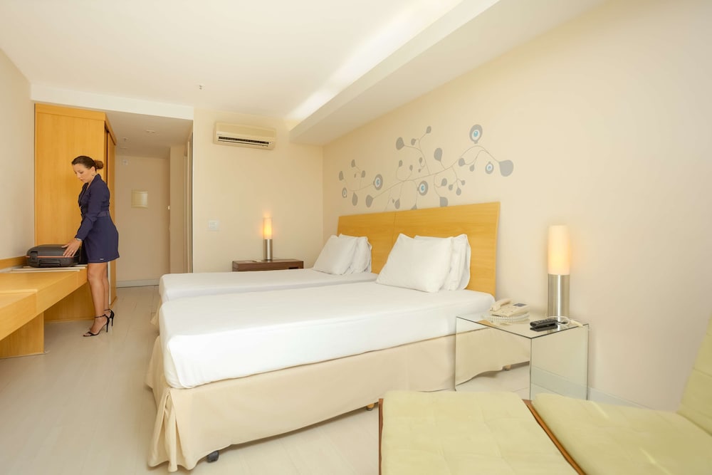 Standard Room, 2 Twin Beds, Balcony, Ocean View - Photo 1