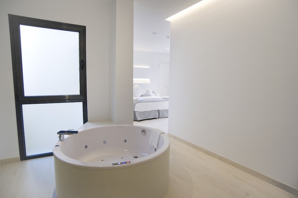 Deluxe Double Room, 1 King Bed, Hot Tub, Courtyard View