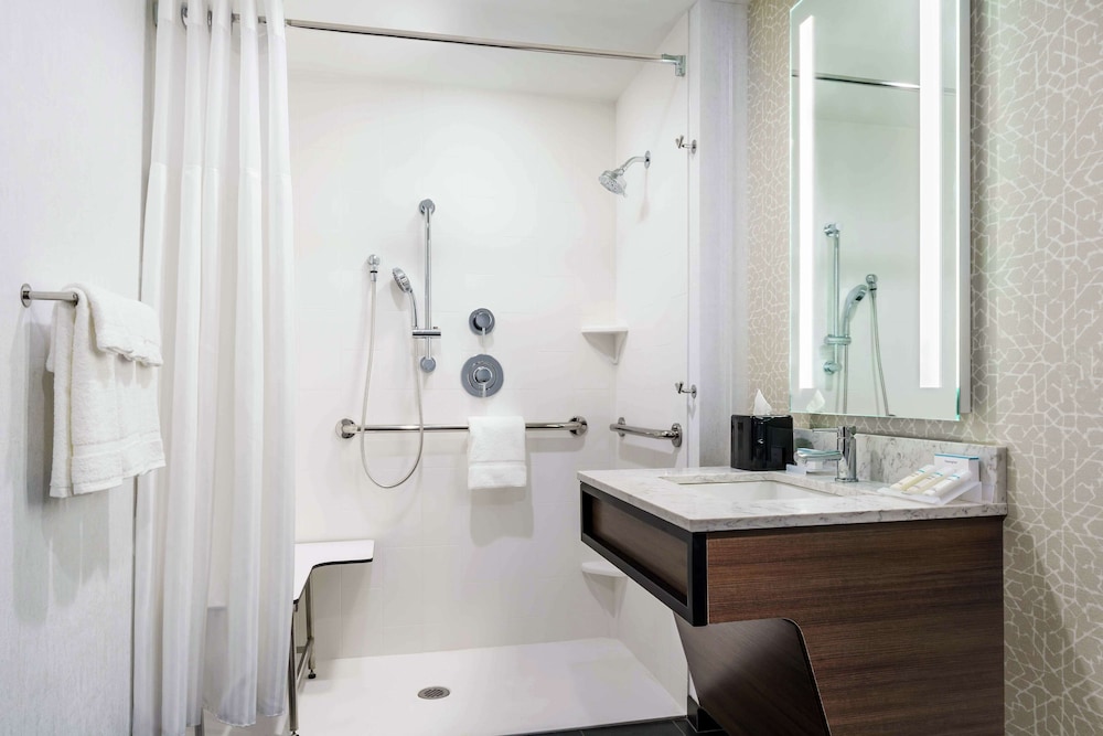 Room, 2 Queen Beds, Accessible (Mobility & Hearing, Roll-in Shower) - Photo 5