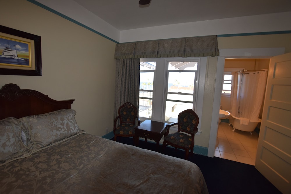Premium Single Room, 1 Queen Bed, Bathtub, Partial Sea View (1 Queen (tub)- Ocean View) photo 2